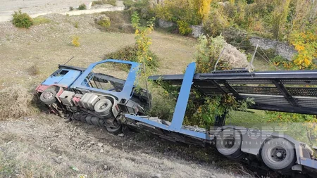 Şəkidə “TIR” dərəyə aşıb