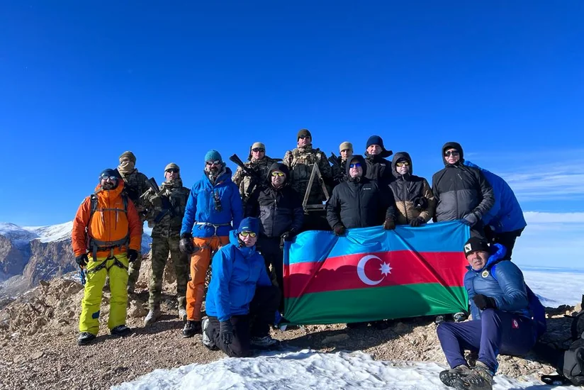 Депутаты и сотрудники аппарата Милли Меджлиса совершили восхождение на Пик Гейдара