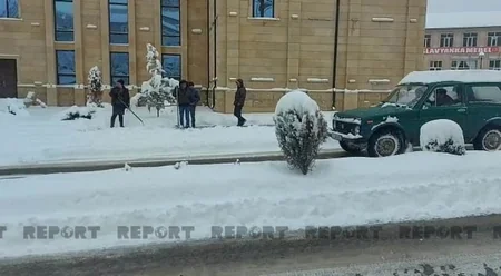 Qərb bölgəsinə güclü qar yağıb, avtomobil yollarında çətinlik yaranıb
