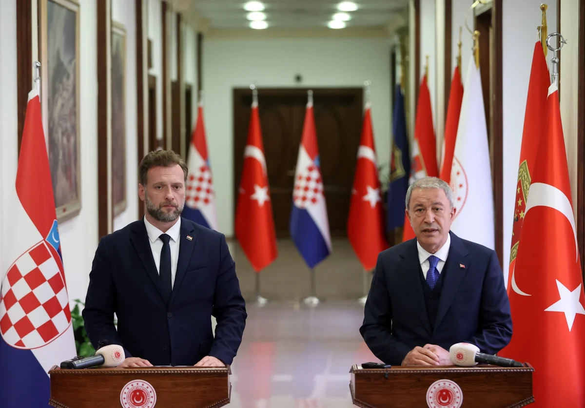 Hulusi Akar Xorvatiyanın müdafiə naziri ilə görüşüb