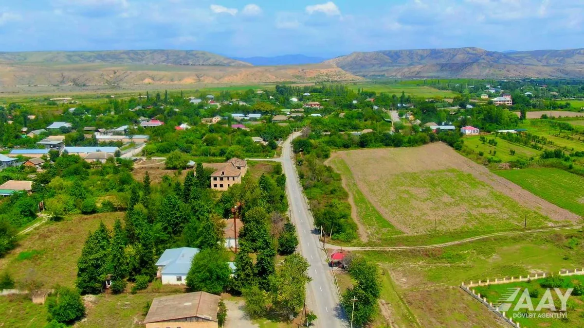 Ağsuda 12 yaşayış məntəqəsini birləşdirən yolun tikintisi yekunlaşıb
