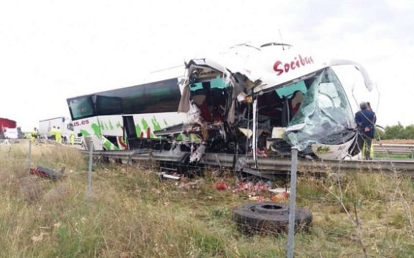 İspaniyada avtobus aşıb, 2 nəfər ölüb, 16 nəfər xəsarət alıb 