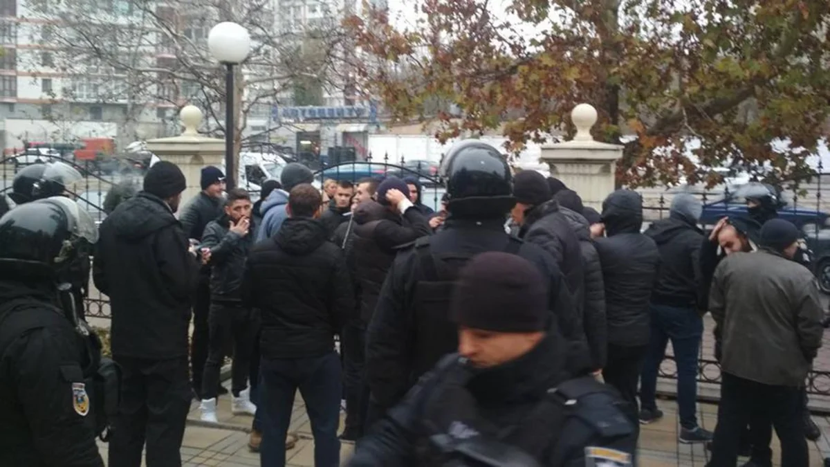 Odessada polis məhkəmə zalında dava edən 49 nəfəri saxlayıb