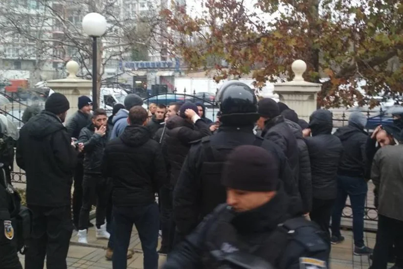 Odessada polis məhkəmə zalında dava edən 49 nəfəri saxlayıb