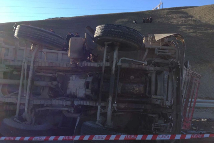 Daşkəsəndə yük maşını dərəyə aşıb