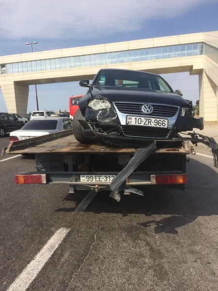 Bakıda qəzaya uğrayan avtomobil sərnişin avtobusuna çırpılıb, 2 nəfər ölüb