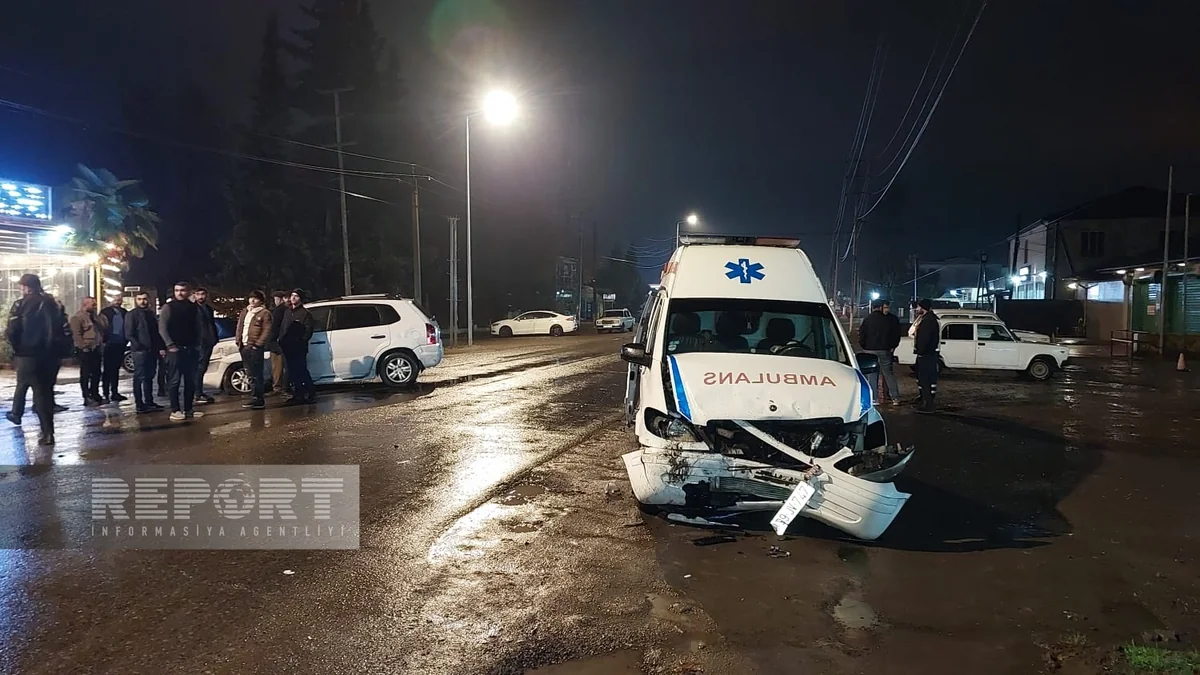 Lənkəranda təcili yardım avtomobili qəzaya düşüb, yaralılar var