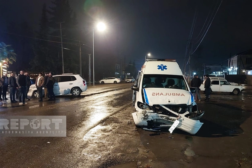 Lənkəranda təcili yardım avtomobili qəzaya düşüb, yaralılar var