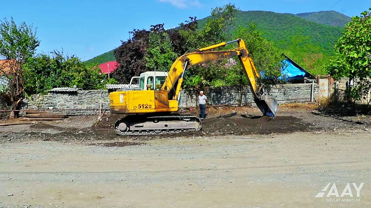 Qaxın kəndində uzunluğu 1 kilometrdən çox olan yol təmir edilir