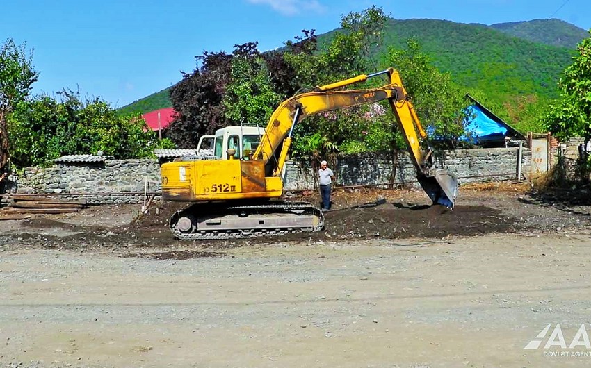 Qaxın kəndində uzunluğu 1 kilometrdən çox olan yol təmir edilir