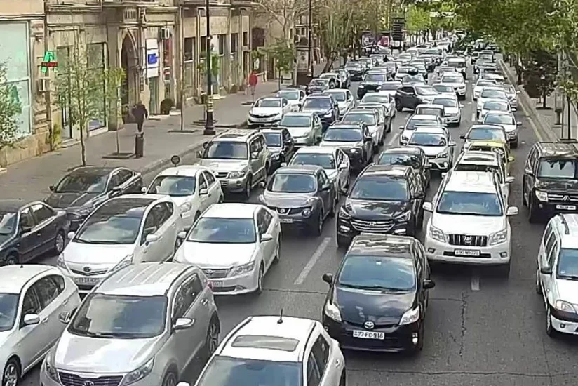 Bakının bir sıra yollarında nəqliyyatın hərəkətində sıxlıq yaranıb - SİYAHI