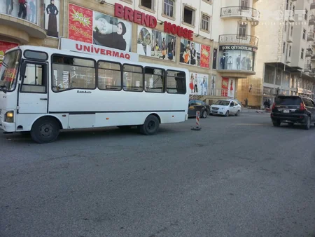 Abşeronda sərnişin avtobusu minik avtomobili ilə toqquşub