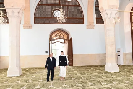Azərbaycanın Birinci vitse-prezidenti Mehriban Əliyeva İmam Hüseyn məscidinin bərpadan sonra açılışında iştirak edib
