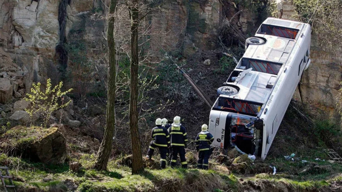 Peruda mikroavtobus qəzaya uğrayıb, 10 nəfər ölüb