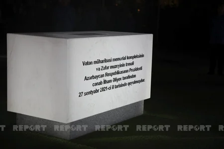 Vətən Müharibəsi Memorial Kompleksi ərazisində xüsusi şüalarla Zəfər tağı simvolizə edilib, səmaya işıq fənərləri buraxılıb