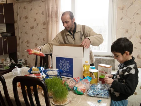 Heydər Əliyev Fondu aztəminatlı ailələrə Novruz sovqatları paylayır
