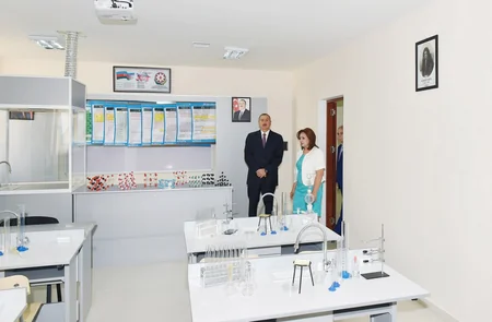 Azərbaycan ​Prezidenti Texniki-Humanitar Liseydə yenidənqurma işlərindən sonrakı vəziyyətlə tanış olub