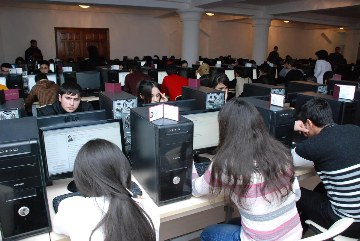 ​ATU rektoru imtahanların gedişini izləyib