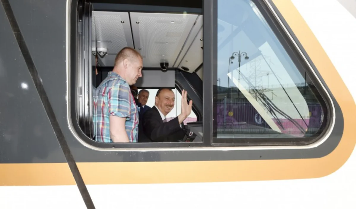 ​Prezident İlham Əliyev Bakıya gətirilən yeni elektrik qatarı ilə tanış olub