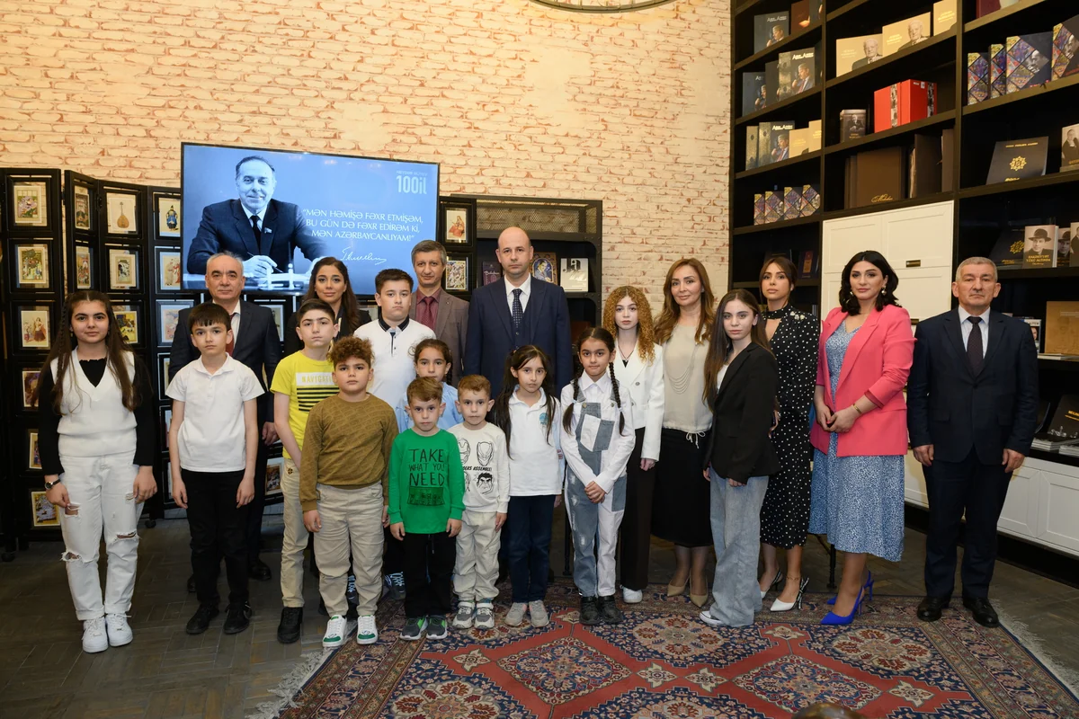 Ulu Öndərin 100 illik yubileyinə həsr olunmuş markanı şəhid övladları möhürləyib