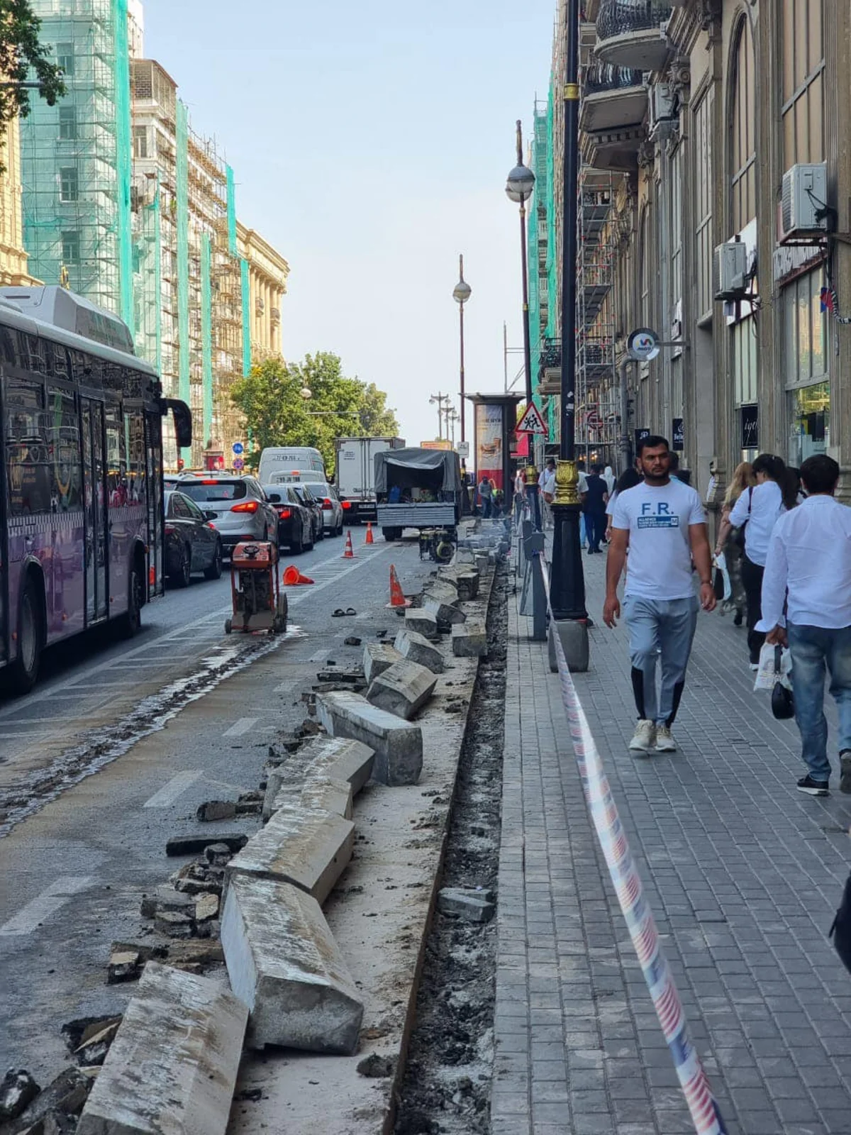 Bakıda Sahil metrostansiyasının qarşısında səki genişləndirilir