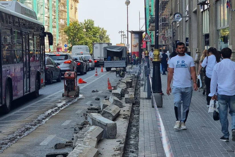 Bakıda Sahil metrostansiyasının qarşısında səki genişləndirilir