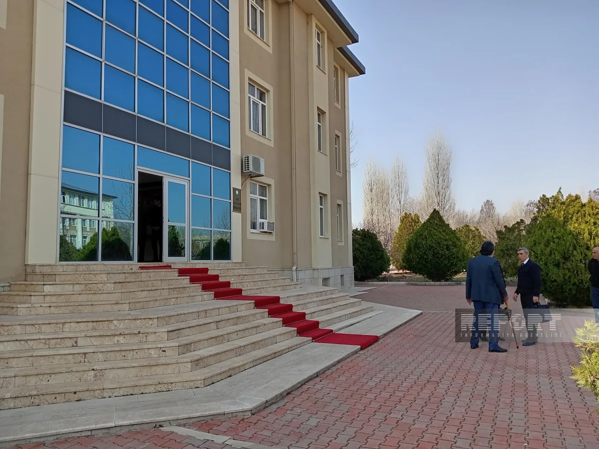 Rüşvətlə malların gömrükdən keçirilməsinə şərait yaratmaqda ittiham olunan vəzifəli şəxslərin məhkəməsi başlayıb