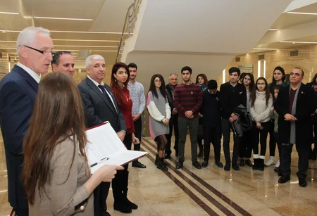 Bakı metrosunda Macarıstanın azadlıq şairinin əsərləri nümayiş etdirilir