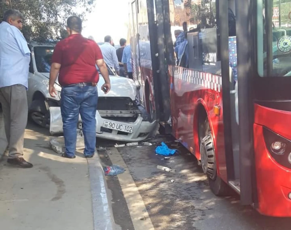 В Баку автобус попал в ДТП, пострадавшей ампутировали ногу - ОБНОВЛЕНО