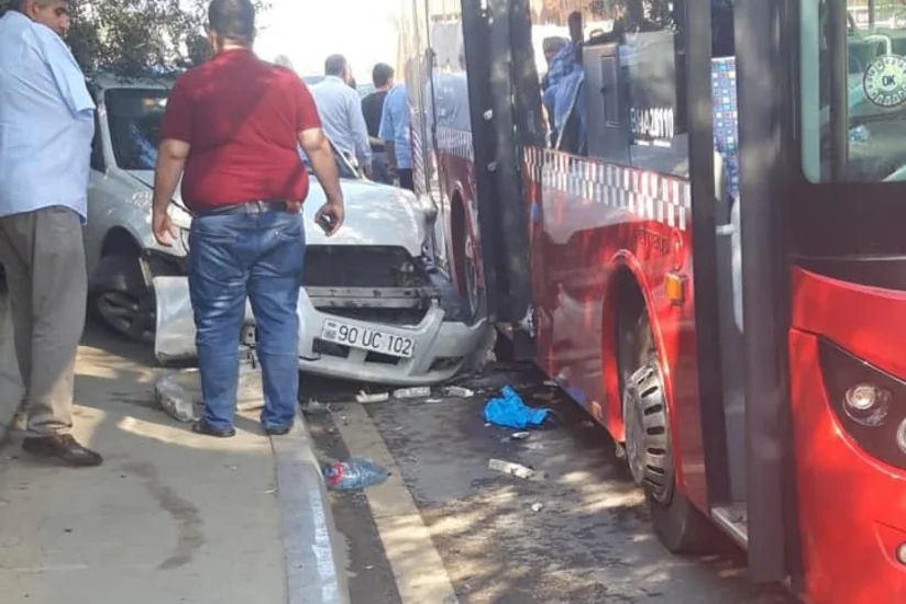 В Баку автобус попал в ДТП, пострадавшей ампутировали ногу - ОБНОВЛЕНО