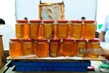 Bakıda alıcı gözləyən bal yarmarkasından - REPORTAJ