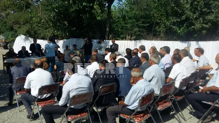 Müdafiə Nazirliyinin əməkdaşları toy zamanı atəşə məruz qalan kənddə sakinlərlə görüş keçirib - FOTO