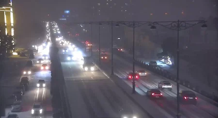 Bakıda qar yollarda tıxaca səbəb olub