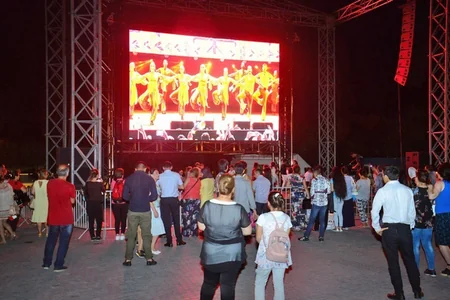 Heydər Əliyev Mərkəzinin parkında Bakının azad edilməsinin 100 illiyi münasibəti ilə konsert olub