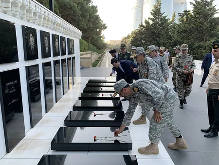 Iranian military delegation visits Alley of Martyrs