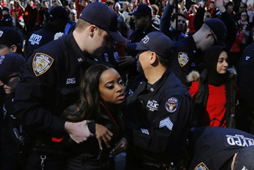 Trampın göydələnləri yaxınlığında etiraz aksiyası keçirən 13 qadın saxlanılıb