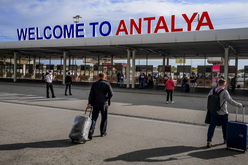 В Анталье при посадке у пассажирского самолета загорелся двигатель