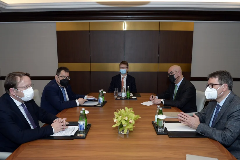 Aİ komissarı Bakıda TAP rəhbəri ilə Qərbi Balkanlara davamlı qazın gətirilməsini müzakirə edib