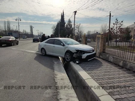 Şəkidə toqquşan avtomobillərdən biri yolu keçən piyadanı vurub