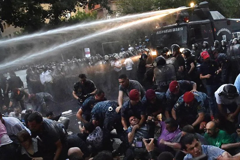 ​Ermənistanda etirazçılar hakimiyyətə qarşı üç tələb irəli sürüblər