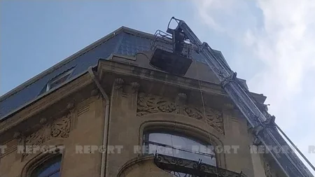 Bakıda tarixi binanın üzərində tikilən mansard sökülür
