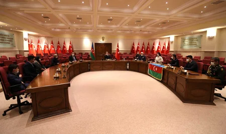 Hulusi Akar Vətən müharibəsi şəhidi Valeh Məmiyevin ailə üzvləri ilə görüşüb