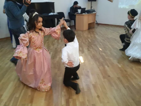 Bakı məktəbliləri Şekspirin Kral Lir əsərini ingilis dilində səhnələşdirib - FOTO
