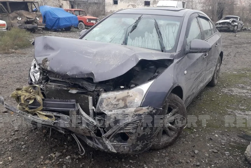 Kürdəmirdə avtomobil su kanalına düşdü, xəsarət alan var