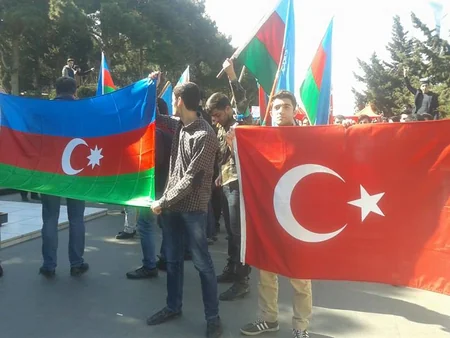 Bakıda minlərlə gənc Əsgər irəli! şüarı ilə yürüş keçirib - VİDEO