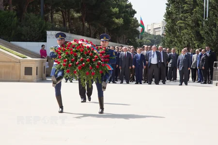 XİN rəhbərliyi Fəxri xiyabanı və Şəhidlər xiyabanını ziyarət ediblər - FOTO