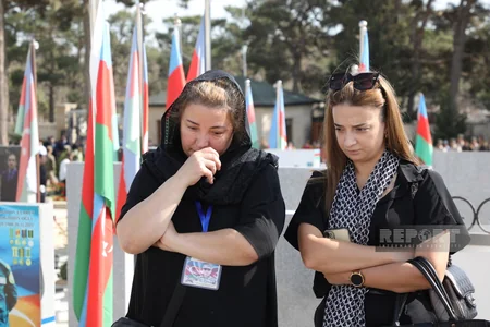 Azərbaycan xalqı antiterror şəhidlərinin məzarlarını ziyarət edir