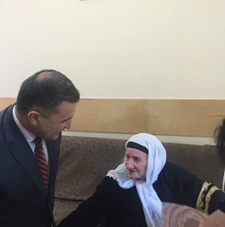Milli Məclisin deputatları Goranboyda tapılan 102 yaşlı çeçen əsilli qadını ziyarət edib