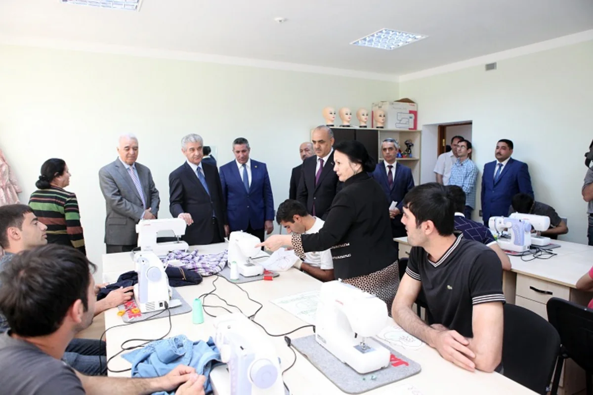 YAP sağlamlıq imkanları məhdud gənclərə yeni avtobus hədiyyə edib