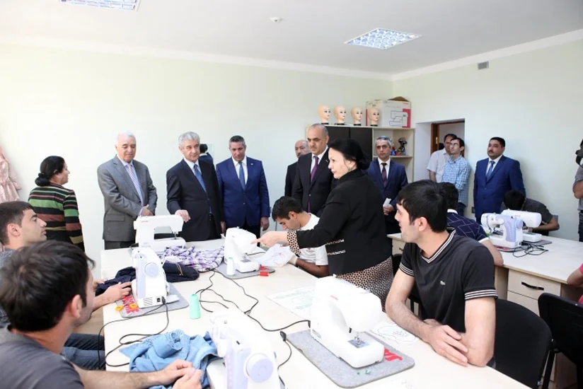 YAP sağlamlıq imkanları məhdud gənclərə yeni avtobus hədiyyə edib